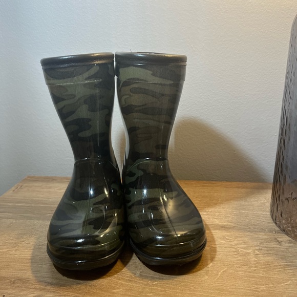 Carters size 7 toddler rain boots - Picture 9 of 11
